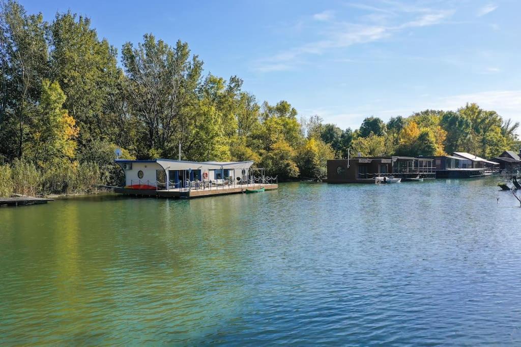 Ocarujuci Houseboat Na Dunaji Bratysława Zewnętrze zdjęcie