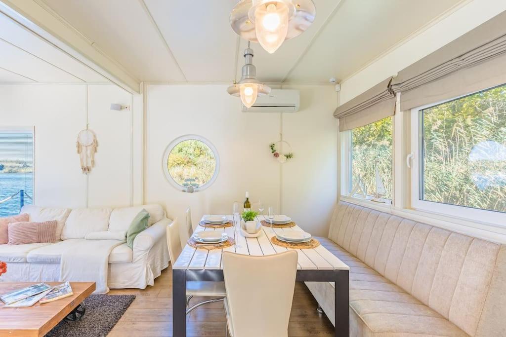 Ocarujuci Houseboat Na Dunaji Bratysława Zewnętrze zdjęcie