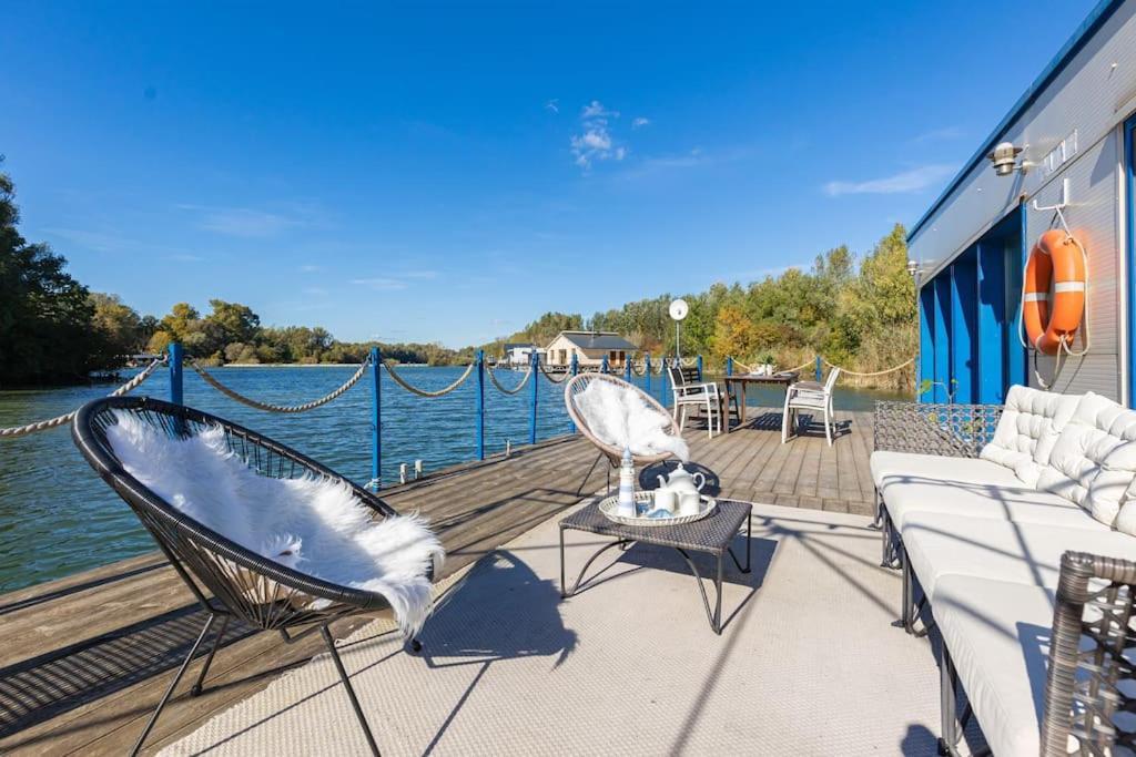 Ocarujuci Houseboat Na Dunaji Bratysława Zewnętrze zdjęcie