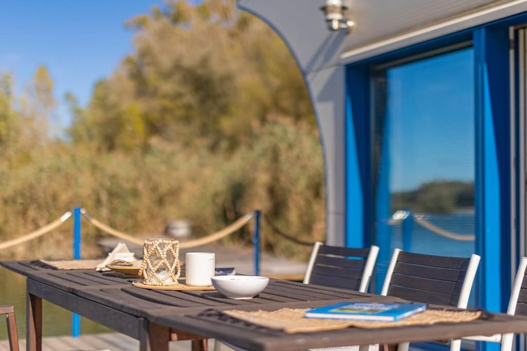 Ocarujuci Houseboat Na Dunaji Bratysława Zewnętrze zdjęcie