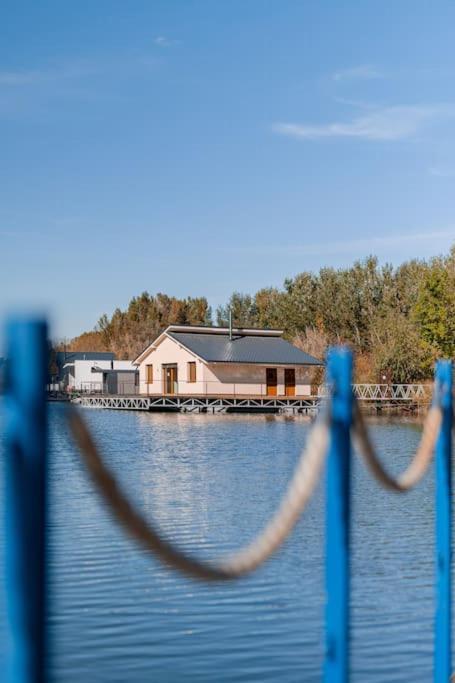 Ocarujuci Houseboat Na Dunaji Bratysława Zewnętrze zdjęcie