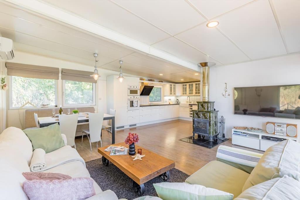 Ocarujuci Houseboat Na Dunaji Bratysława Zewnętrze zdjęcie