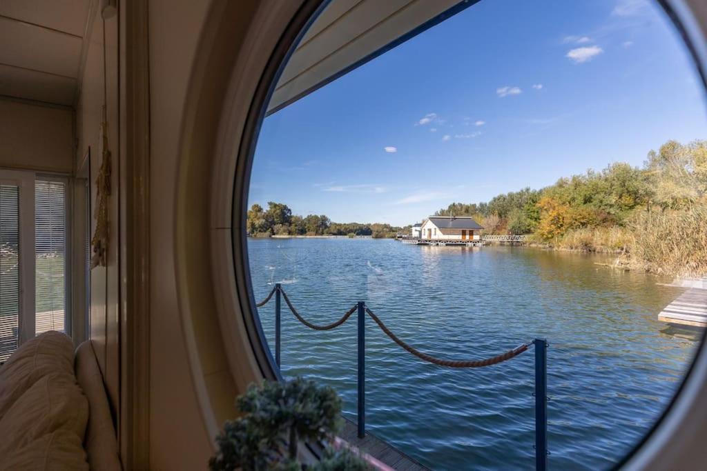 Ocarujuci Houseboat Na Dunaji Bratysława Zewnętrze zdjęcie
