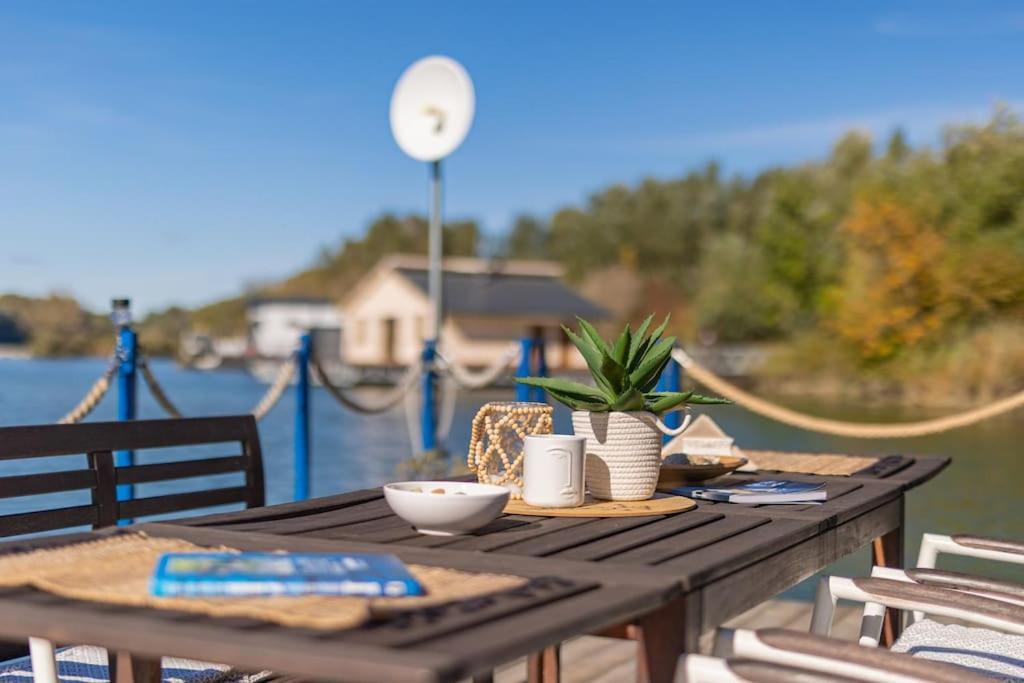 Ocarujuci Houseboat Na Dunaji Bratysława Zewnętrze zdjęcie